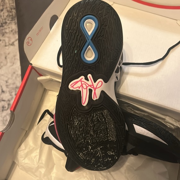 Kyrie Infinity - Picture 2 of 7